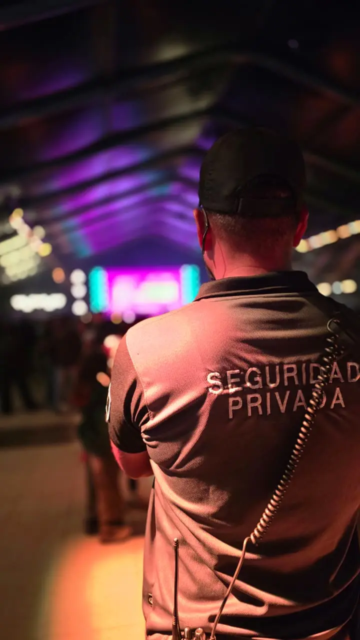 Elemento de seguridad privada monitoreando un concierto
